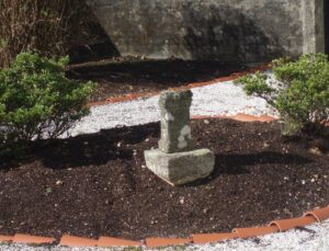 1Ara romana dedicada a deusa Fortuna exposta nun xardin particular de Brandomil [Foto EDR]