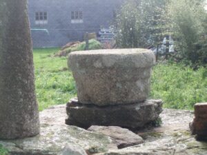Parte dunha columna romana usada para subir a un horreo [Foto EDR]