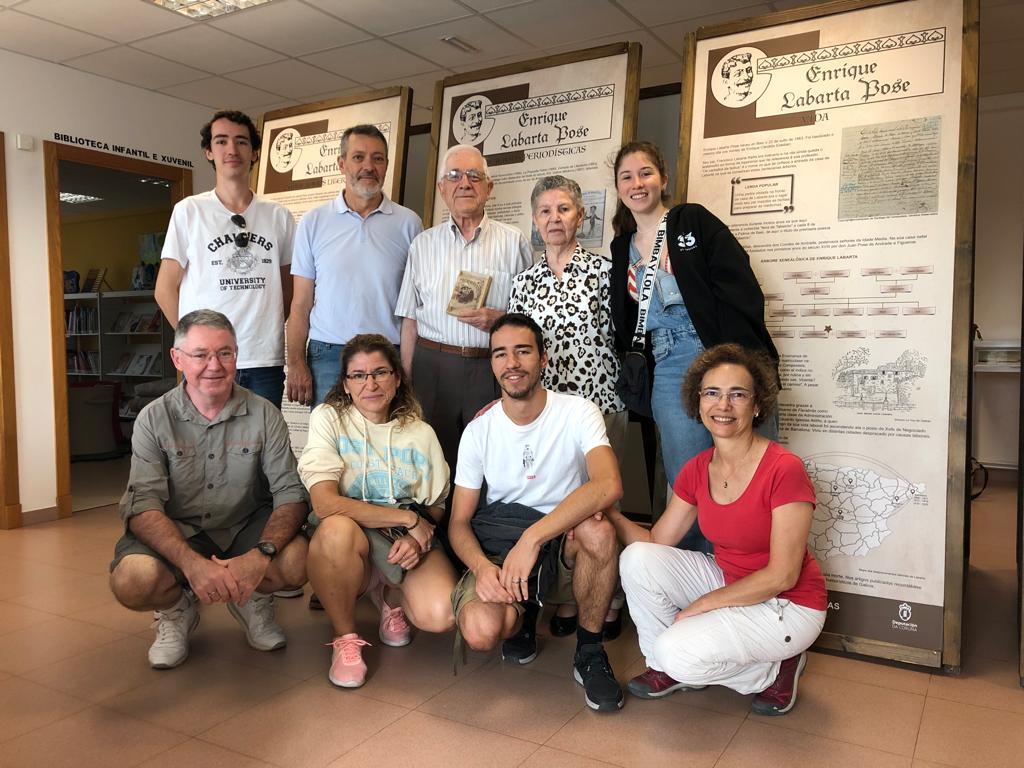 Ramon romar visita exposicion enrique labarta pose