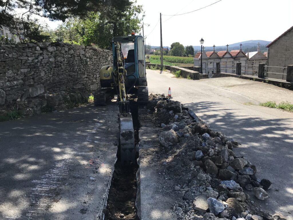 Ampliacion rede abastecemento en Carreira