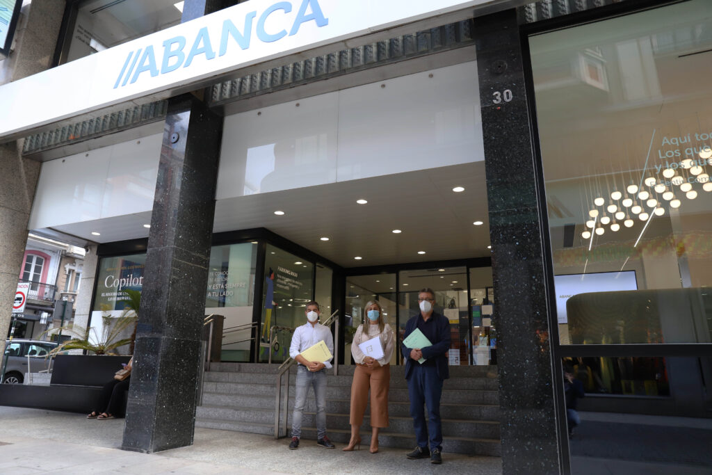Entrega firmas non peche abanca