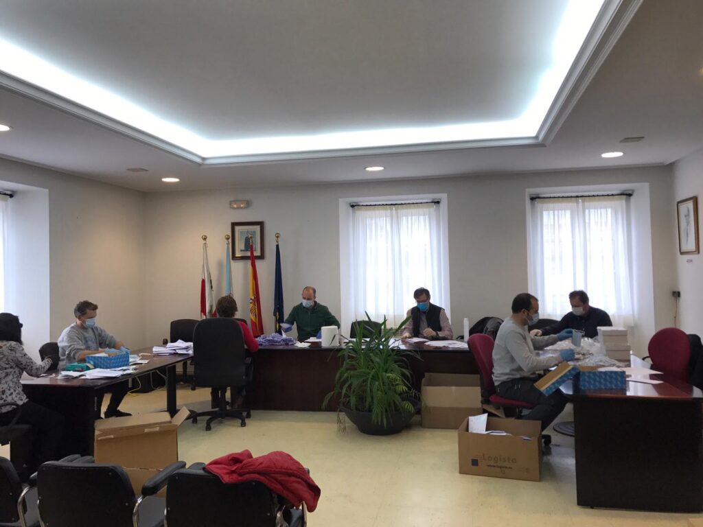 Empaquetado mascarillas concello de zas