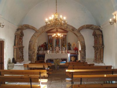 02_navecentraligrexadous_retabloslaterais_petreos