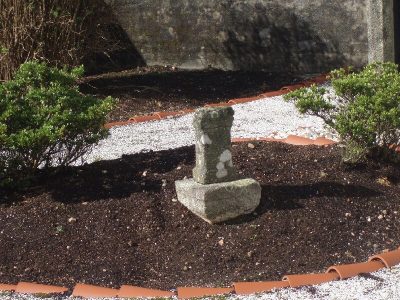 1Ara_romana_dedicada_a_deusa_Fortuna_exposta_nun_xardin__particular_de_Brandomil_[Foto_EDR]