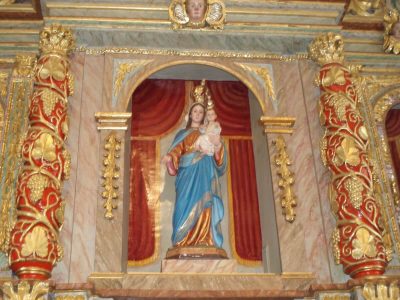 Detalle_do_retablo_maior_da_igrexa_de_Baio_coa_imaxe_da_Virxe._Foto_EDR