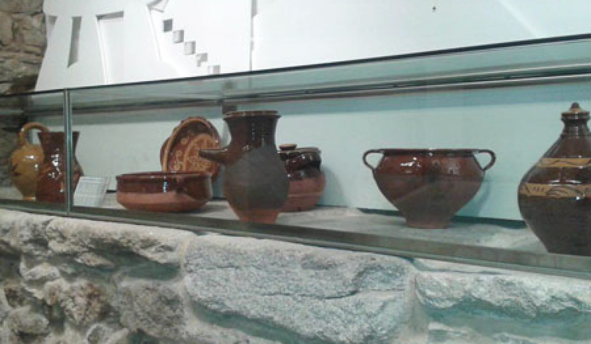 Doazon_pezas_de_oleria_de_Buno_para_exposicion_na_Torres_do_Allo