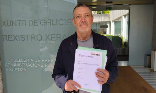 FOTO ZAS Zas entrega 1.135 sinaturas e esixe á Consellería solucións urxentes para a falta de persoal sanitario