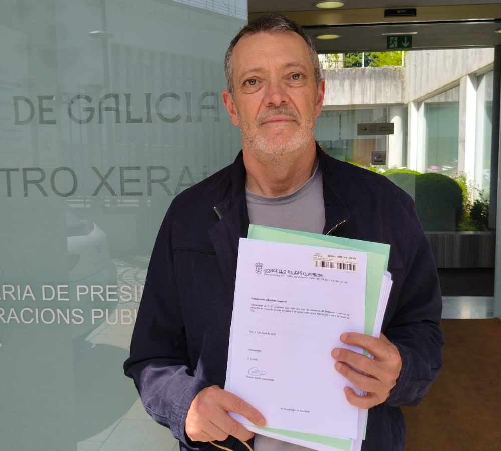 FOTO ZAS Zas entrega 1.135 sinaturas e esixe á Consellería solucións urxentes para a falta de persoal sanitario