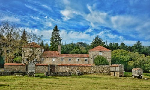 Fachada torres do allo e horreos